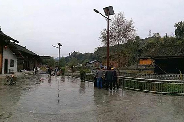 太阳能仿古路灯 仿古太阳能庭院灯 j9九游会太阳能路灯厂家